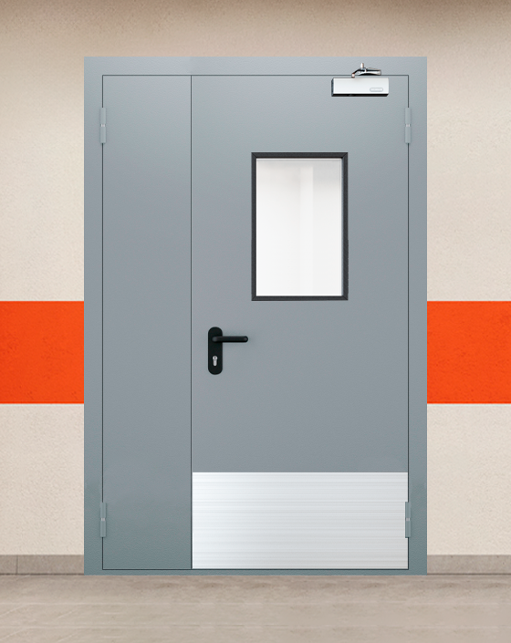 Противопожарная полуторная серая дверь EI 30 (3-го типа) с прямоугольным окном, широким отбойником