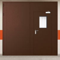 Ворота металлические двустворчатые коричневые с дверью, окном, доводчиком и блестящей ручкой