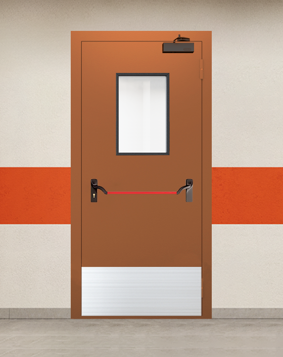 Противопожарная однопольная коричневая дверь EI 90 с ручкой антипаника, прямоугольным окном, широким отбойником