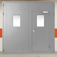 Ворота металлические двустворчатые серые с дверью, двумя окнами, доводчиком и блестящей ручкой